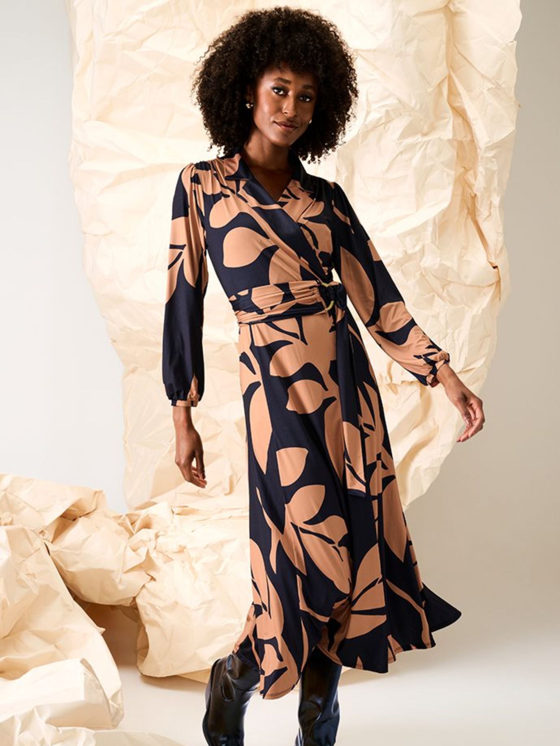 K Design B118 women’s wrap-style midi dress in abstract black and beige print with long sleeves and gathered waist, perfect for modern elegance and all-day comfort.
