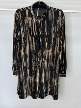 Load image into Gallery viewer, Malissa J ASH-47 Black/Gold Velvet Long Length Shirt - women’s velvet shirt with black and gold crinkle texture, button-down design and longline silhouette. Perfect for chic day-to-night outfits.