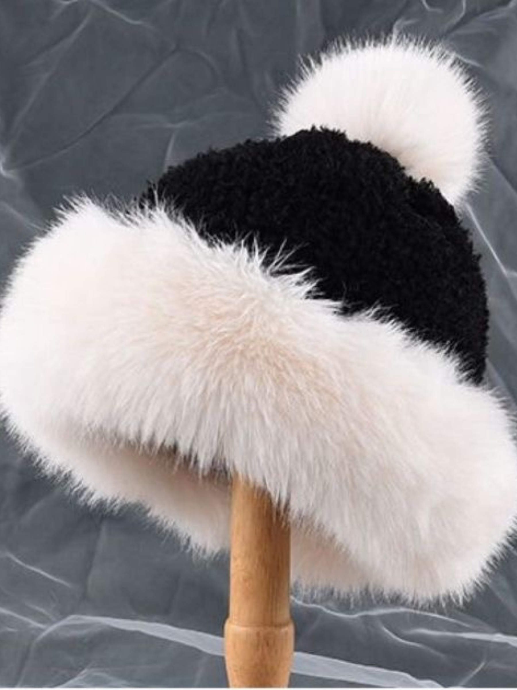 PCHA SD124 Black Faux Fur Trim Pompom Hat – black knit winter hat with cream faux fur trim and matching pompom. Perfect for stylish cold-weather outfits.