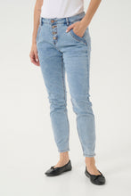 Load image into Gallery viewer, **NEW** CREAM - Sorya 7/8 Jeans Baily Fit  - MED BLUE
