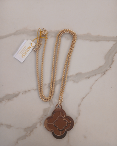 Gold necklace with a clover-shaped pendant 