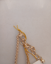 Load image into Gallery viewer, Gold necklace with a clover-shaped pendant 
