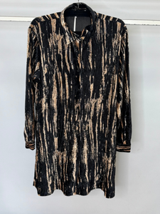 Malissa J ASH-47 Black/Gold Velvet Long Length Shirt - women’s velvet shirt with black and gold crinkle texture, button-down design and longline silhouette. Perfect for chic day-to-night outfits.