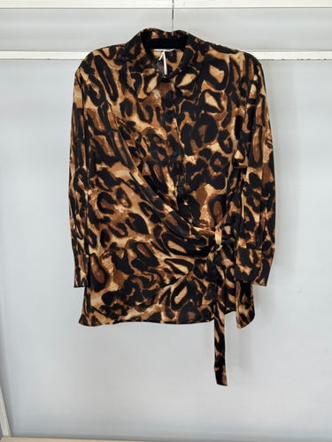Malissa J WF2572 women’s leopard print shirt – longline wrap shirt with button-down front, tie waist detail and collared neckline in brown and black animal print
