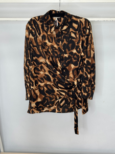 Malissa J WF2572 women’s leopard print shirt – longline wrap shirt with button-down front, tie waist detail and collared neckline in brown and black animal print