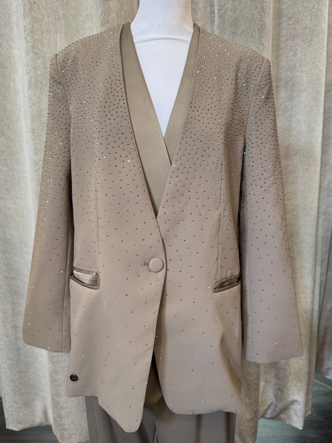 Malissa J WF2600 stone studded blazer with longline tailored fit-women’s evening blazer with sparkling embellishments for smart-casual and occasion wear