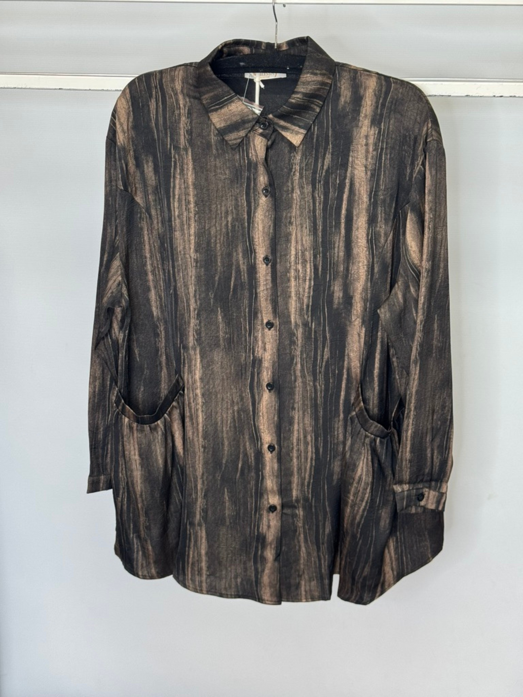 Malissa J WF2608A bronze shirt for women - longline abstract print button-down blouse with collar, cuffed sleeves and side pockets. Elegant layering shirt for casual, smart or evening wear.