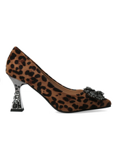 Load image into Gallery viewer, Misstyl Myriano 02 Camel Heel – leopard print stiletto pumps with crystal brooch detail and jewelled 7.5 cm heel, women’s statement evening shoes.
