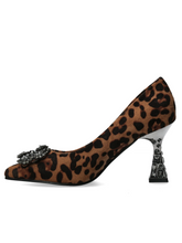 Load image into Gallery viewer, Misstyl Myriano 02 Camel Heel – leopard print stiletto pumps with crystal brooch detail and jewelled 7.5 cm heel, women’s statement evening shoes.
