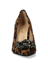 Load image into Gallery viewer, Misstyl Myriano 02 Camel Heel – leopard print stiletto pumps with crystal brooch detail and jewelled 7.5 cm heel, women’s statement evening shoes.
