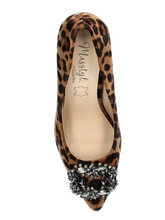 Load image into Gallery viewer, Misstyl Myriano 02 Camel Heel – leopard print stiletto pumps with crystal brooch detail and jewelled 7.5 cm heel, women’s statement evening shoes.
