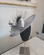Load image into Gallery viewer, Snoxell &amp; Gwyther - 840 Fascinator

