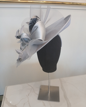 Load image into Gallery viewer, Snoxell &amp; Gwyther - 840 Fascinator
