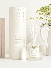 Load image into Gallery viewer, QB25 DIF1 Family White Cotton &amp; Linen Diffuser with gold diamanté bow and elegant glass design
