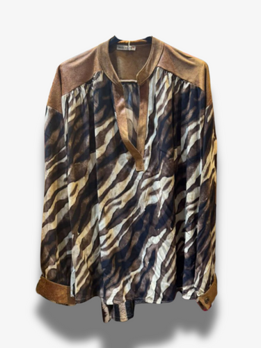 QBAW25 BC women’s animal print blouse with notch neckline, long sleeves, and relaxed silhouette – stylish top for versatile day-to-night wear.