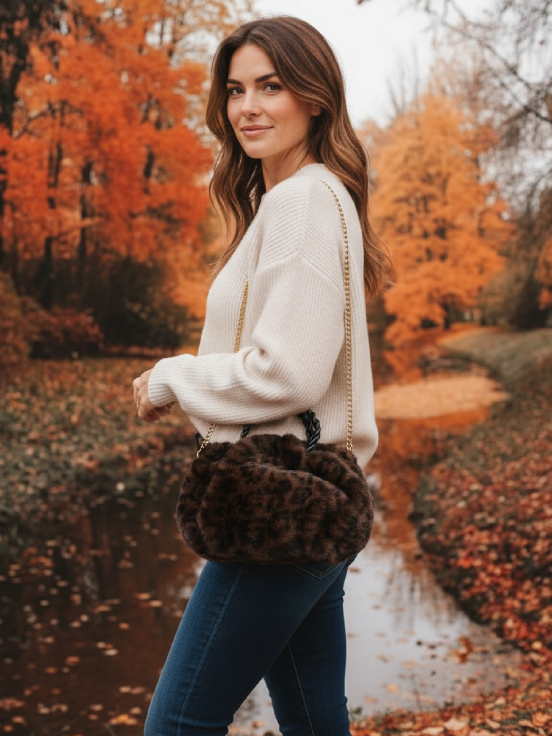 QBAW25 CW B704 Leopard Small Fluffy Bag featuring soft faux fur, gold chain strap and a compact design for elegant day-to-night styling.