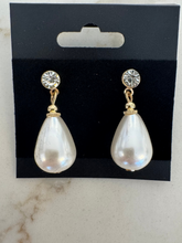 Load image into Gallery viewer, Nouvelle Pearl Earring

